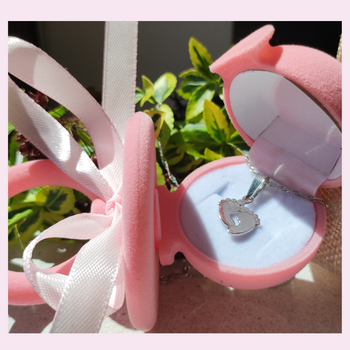 Prezent dla przyszłej mamy - srebrny naszyjnik dwie  stópki - "Będę Mamą"