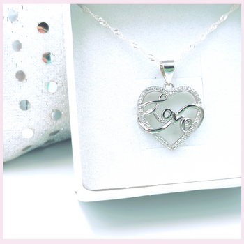 Srebrny wisiorek serduszko love  z cyrkoniami