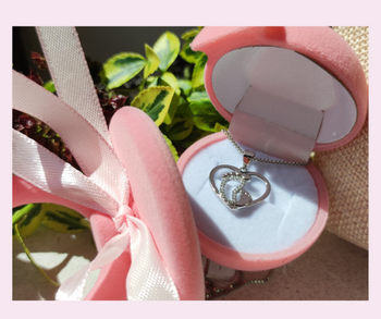 Prezent dla przyszłej mamy srebrny naszyjnik serduszko stópki, narodziny "Będę Mamą"