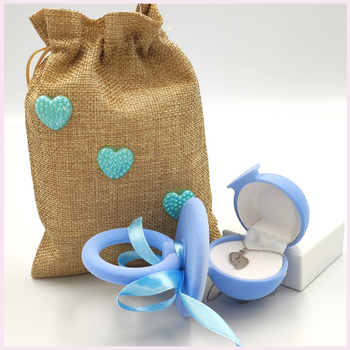 Srebrny naszyjnik dwie  stópki - "Będę Mamą" - pomysł na prezent dla przyszłej mamy