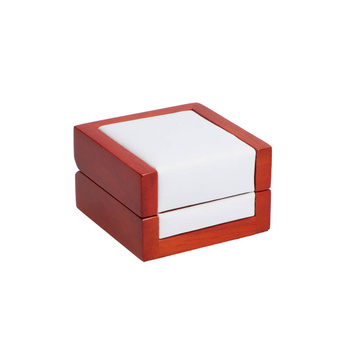 Ekskluzywne opakowanie na prezent z jasnego drewna połączonego z białą ekoskórą