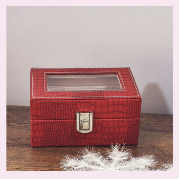 Kasetka na biżuterię czerwona pomysł na prezent dla Mamy i Babci