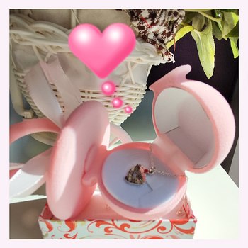 Prezent dla przyszłej mamy dziewczynki - srebrny wisiorek dwie stópki z czerwoną cyrkonią  - "Będę Mamą"