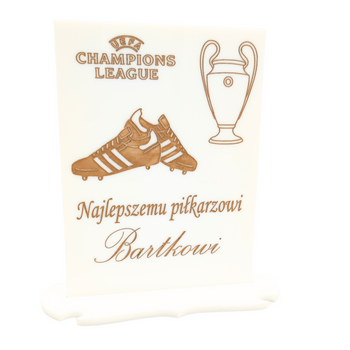 Personalizowana statuetka piłkarska na szkle akrylowym – prezent dla małego piłkarza