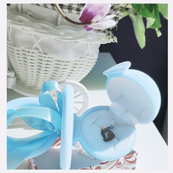 Prezent dla przyszłej mamy chłopca - srebrny naszyjnik dwie  stópki - "Będę Mamą"