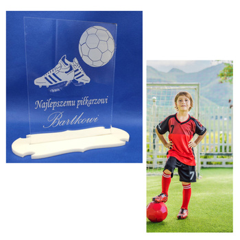 Personalizowana statuetka piłkarska na szkle akrylowym – prezent dla małego piłkarza